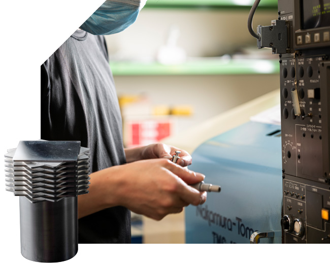 機械の前で加工した製品を確認するスタッフと、精密に金属加工された製品画像